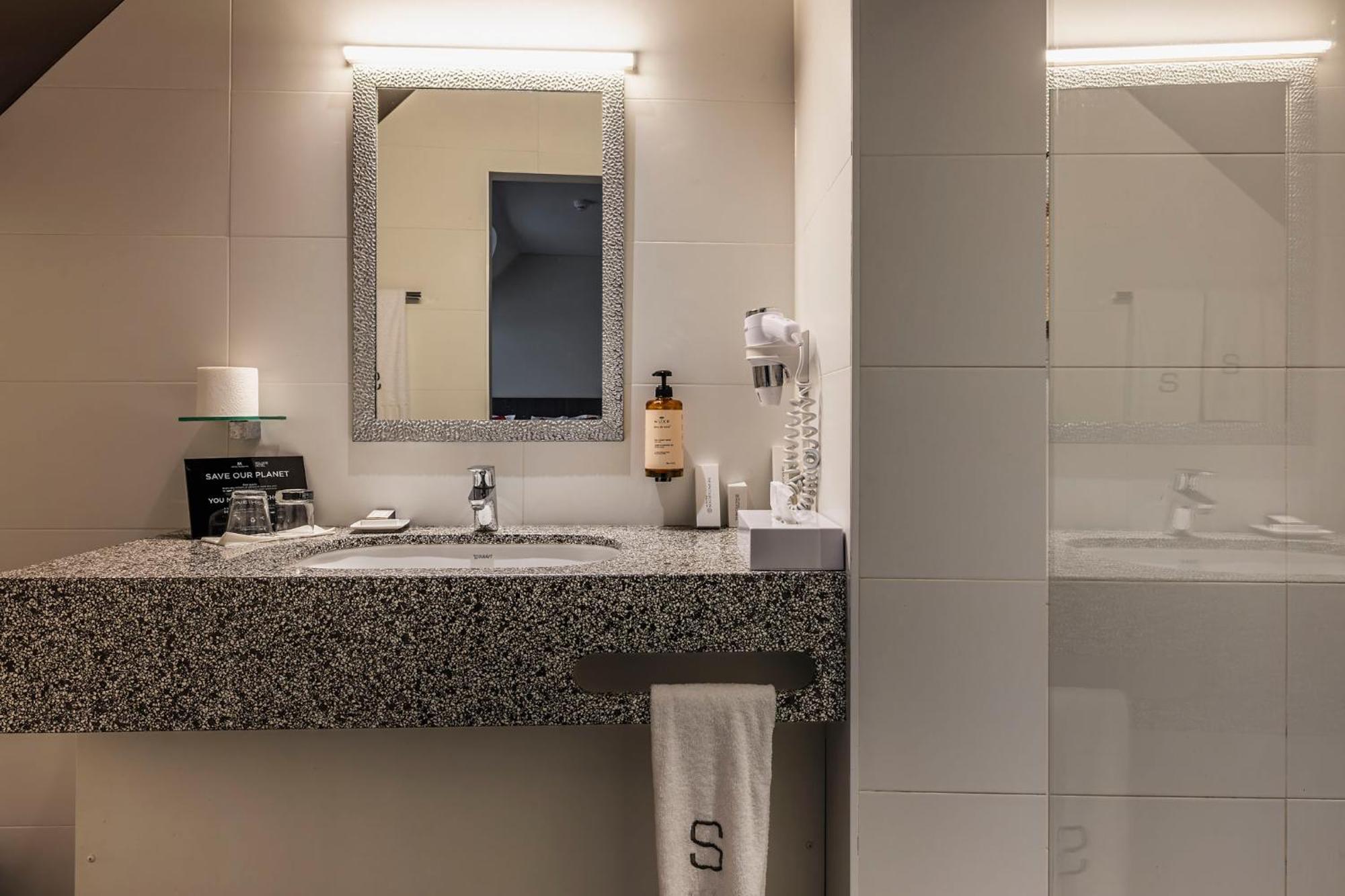 Square Hotel คอร์ตไรก์ ภายนอก รูปภาพ