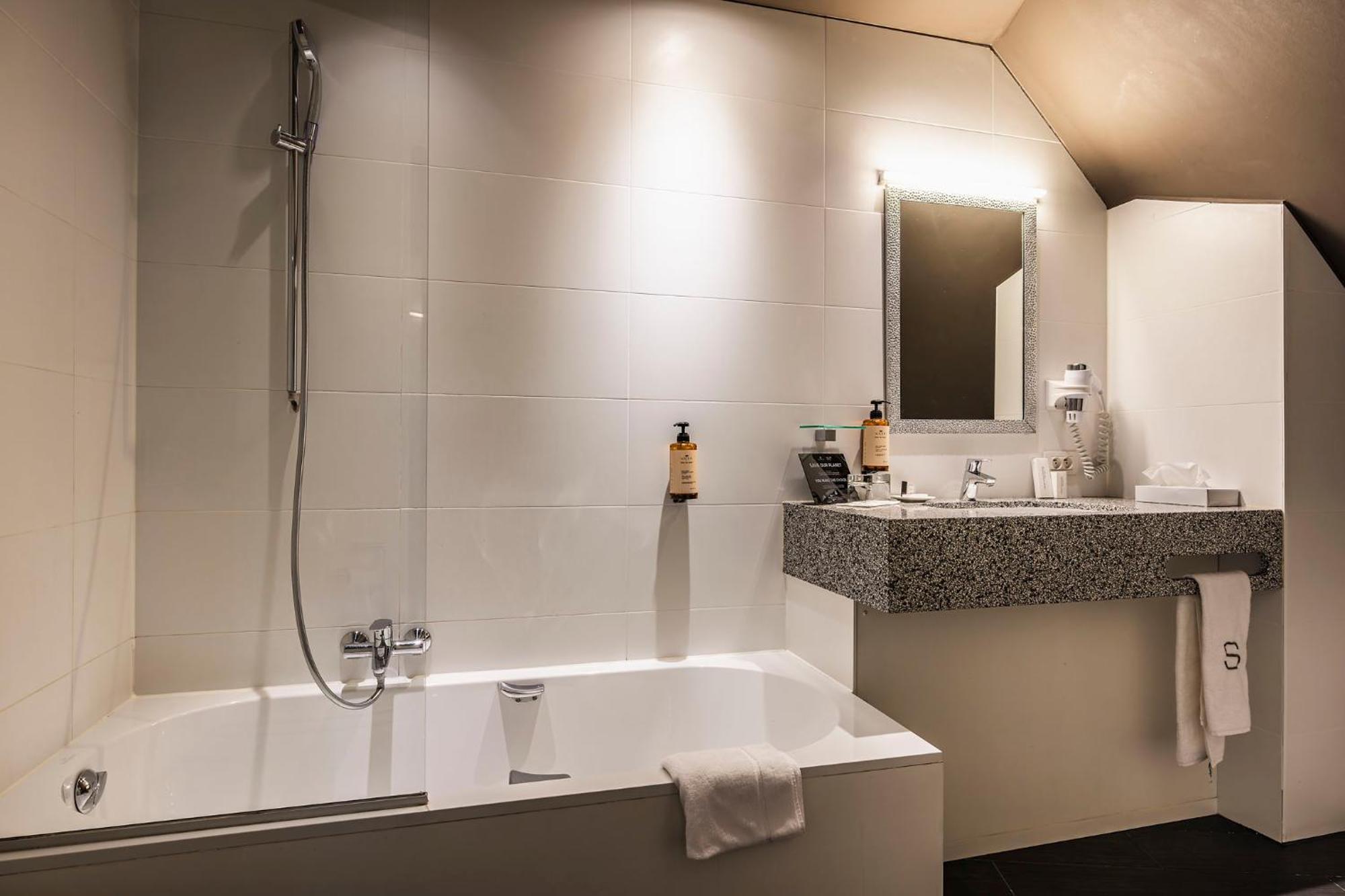 Square Hotel คอร์ตไรก์ ภายนอก รูปภาพ